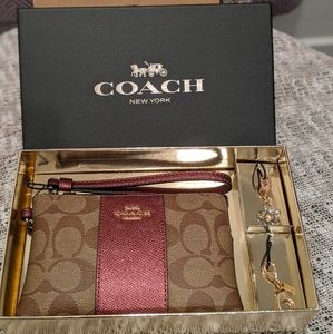 NWT Coach Wristlet Gift Box Set